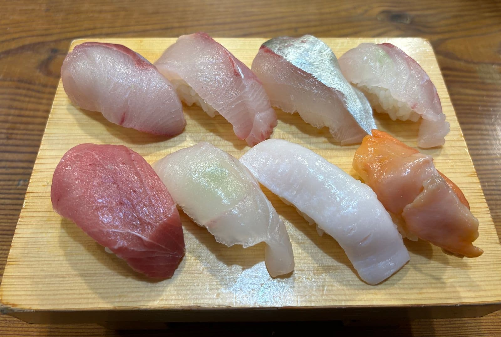 しめ鯖や白身を含むにぎり寿司八貫を二列に並べた盛り合わせ