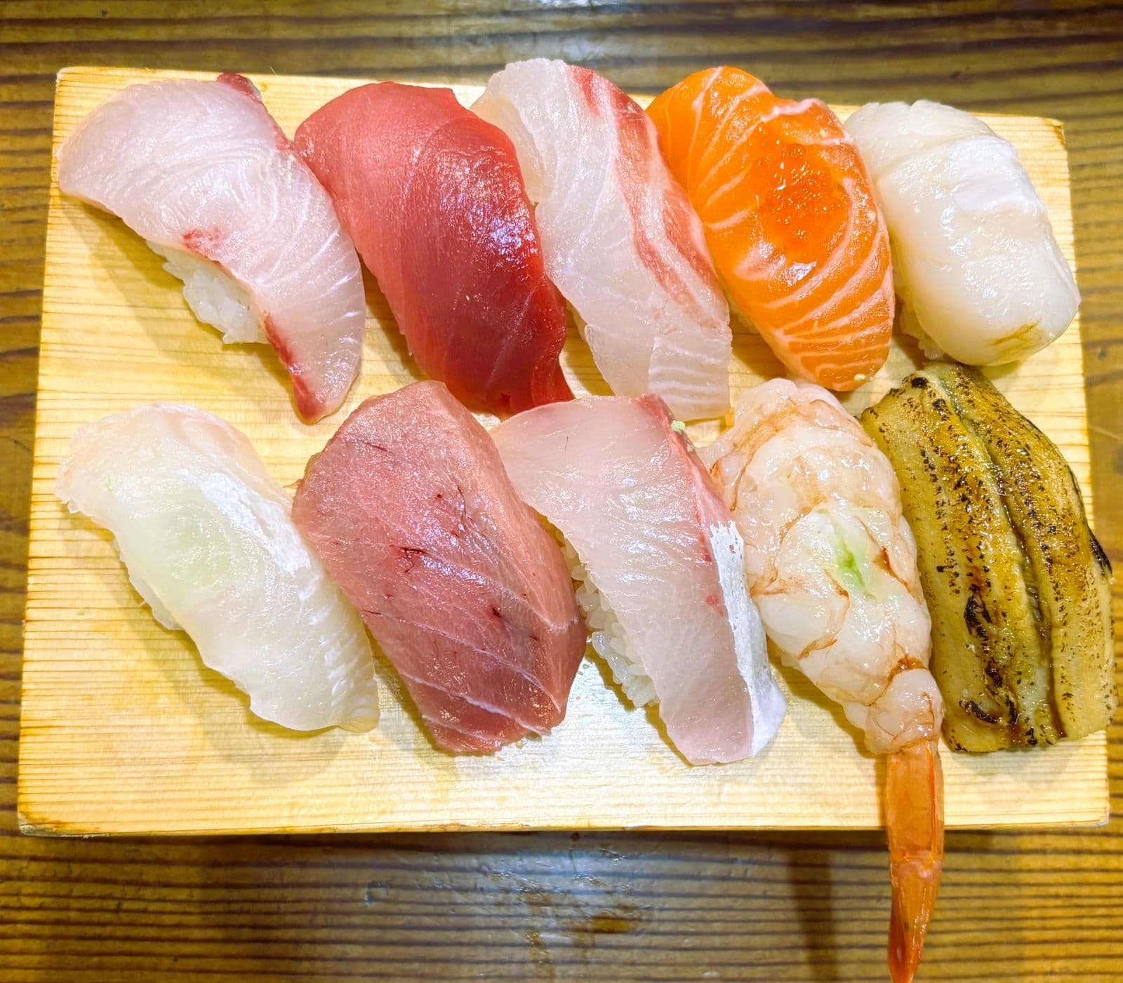 大とろ、サーモン、帆立、海老、炙り穴子などを含む十貫のにぎり寿司