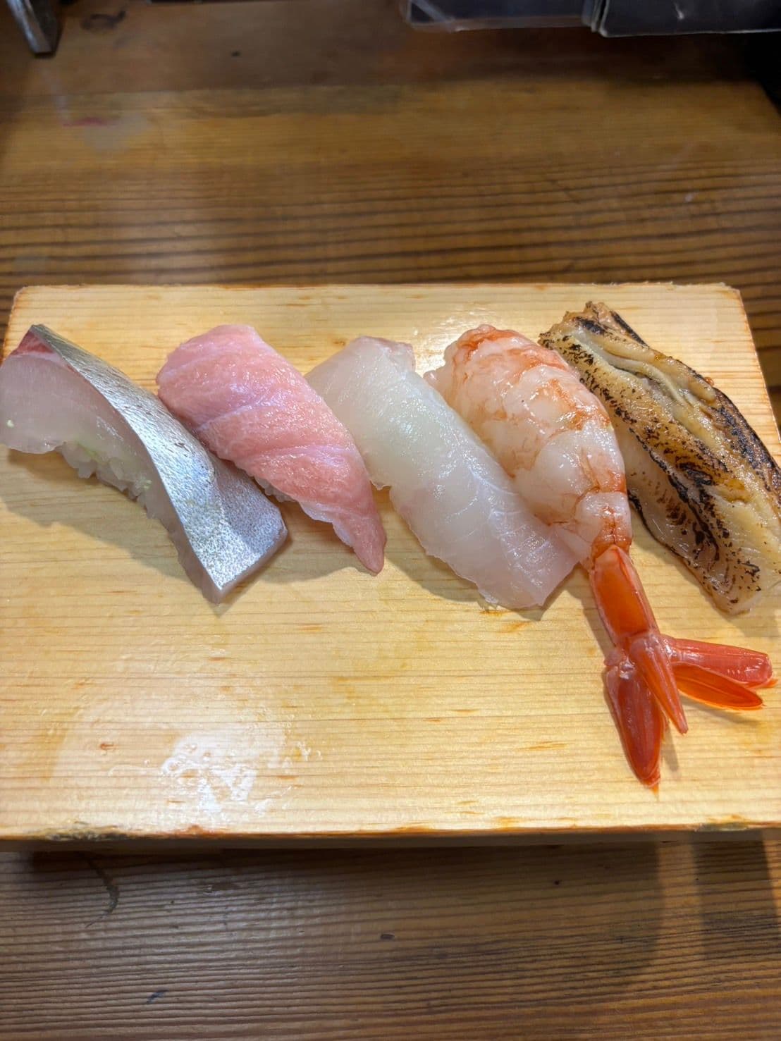 しめ鯖、中とろ、白身、海老、炙り穴子のにぎり寿司五貫