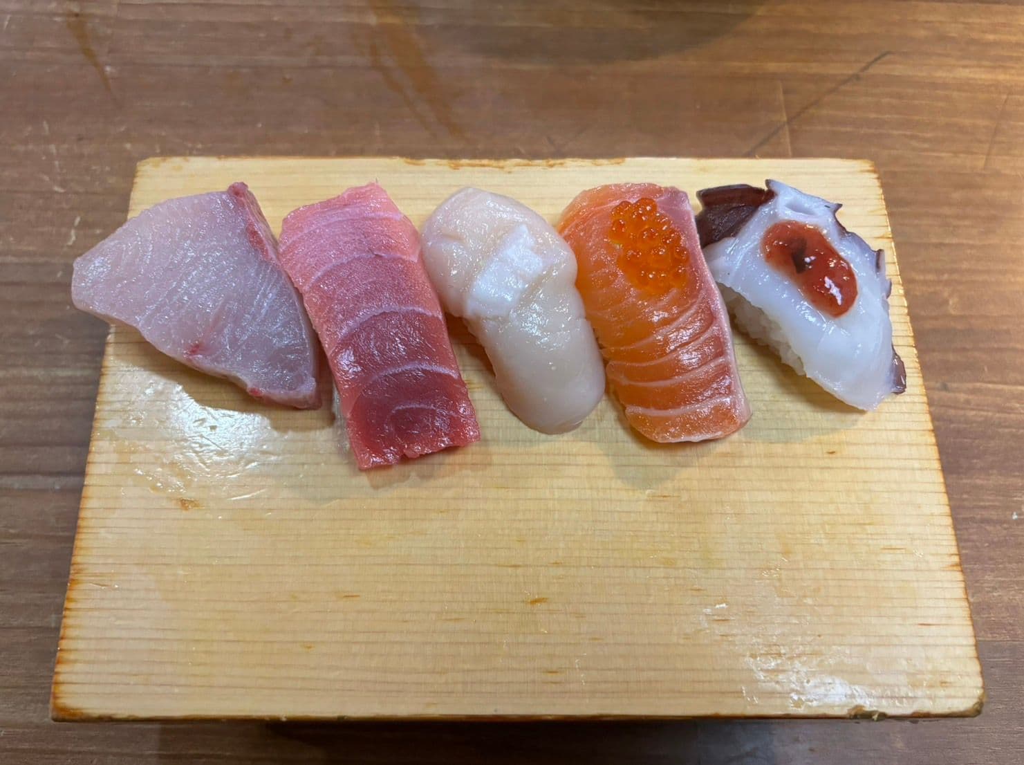 はまち、鮪、帆立、いくらを載せたサーモン、蛸のにぎり寿司五貫